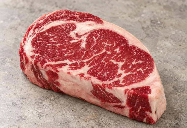 Bife de ancho cru, com o marmoreio à mostra.