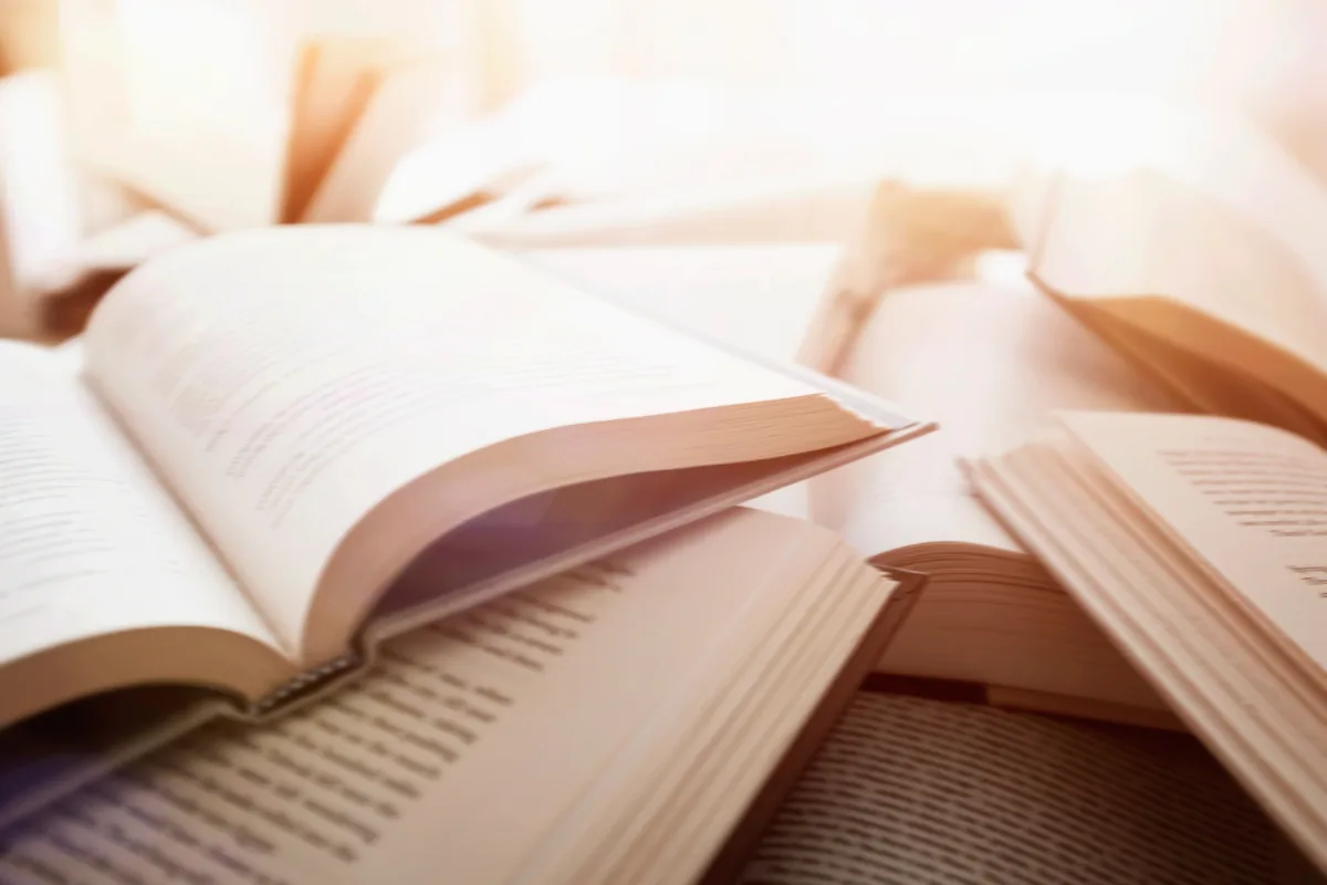 Livro aberto sobre uma mesa.